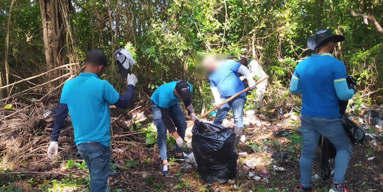 Privados de libertad en período de prueba y empleados DGSPC realizan jornada de limpieza de ríos y costas